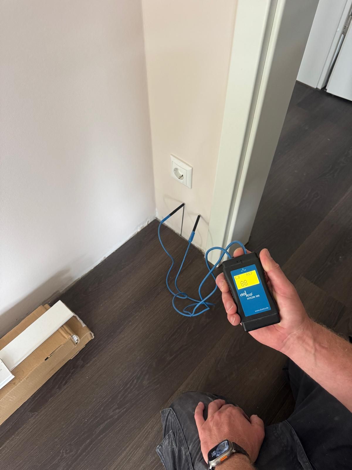 Feuchtemessung mit einem dölco HYCON-Messgerät an der Wand